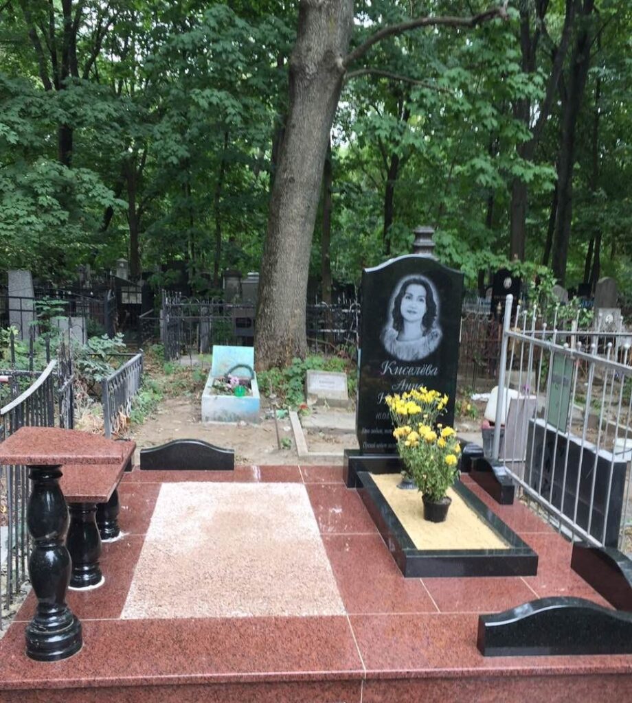 Червоний граніт міцний та натуральний камінь, чудово підходить для облицювання комплексів. Ціна Харків