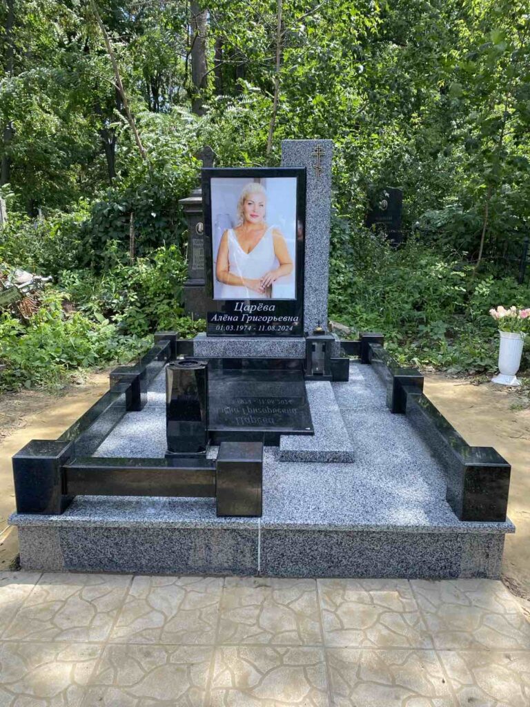 Одинарний пам’ятник із граніту –  складається з основної стели, що служить місцем для нанесення тексту, фотографій або декоративних елементів, та постаменту, який забезпечує стійкість і завершеність композиції.